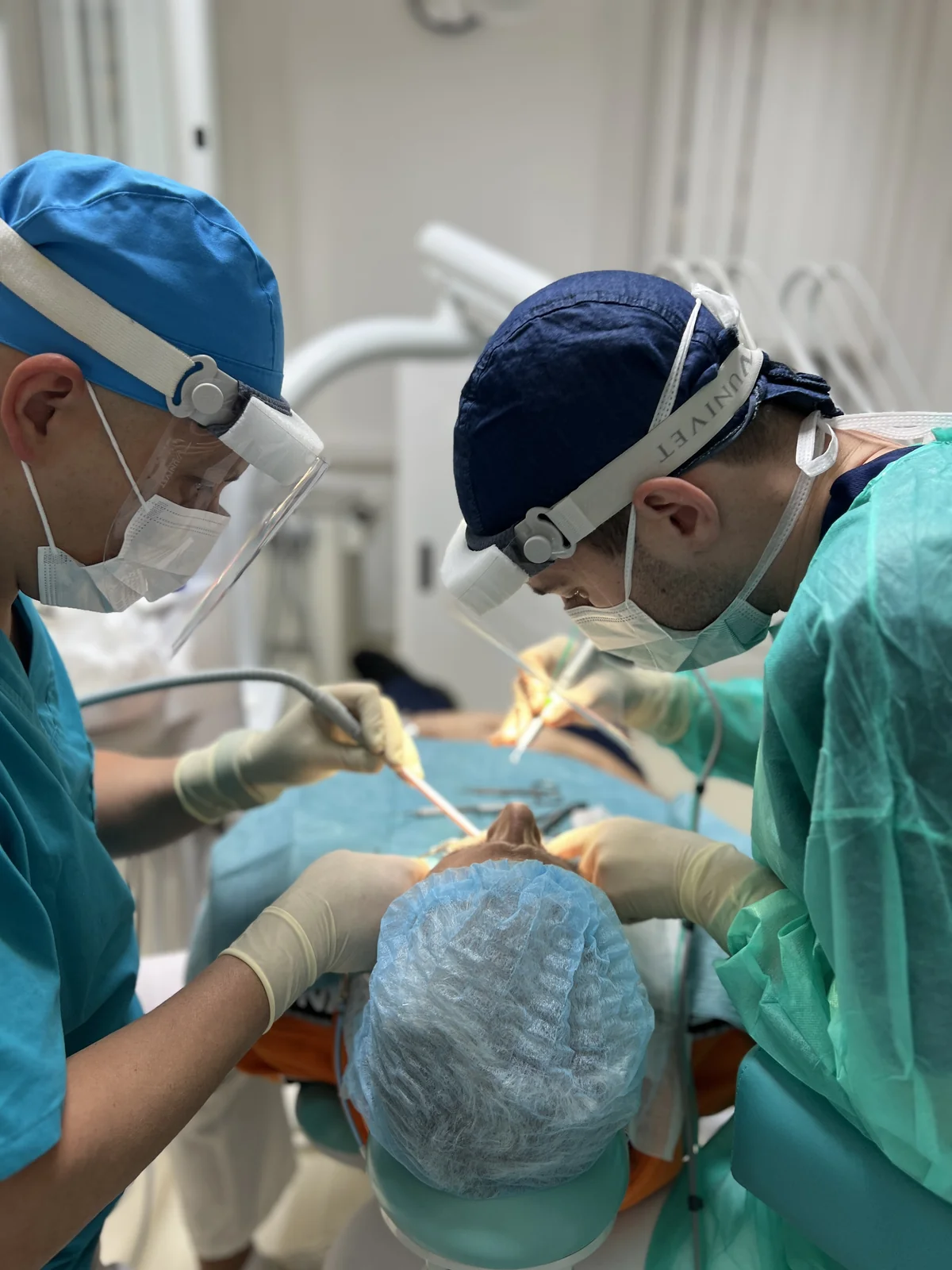 Dr. Kovács Roland implantológus