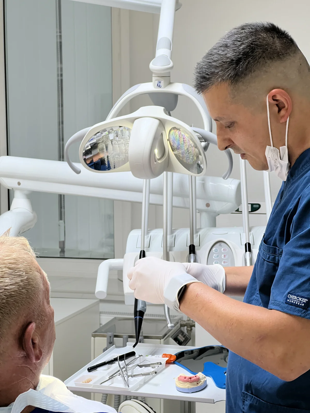 Dr. Kovács Roland implantológus szakorvos műtét közben a NevetniFog Klinika rendelőjében